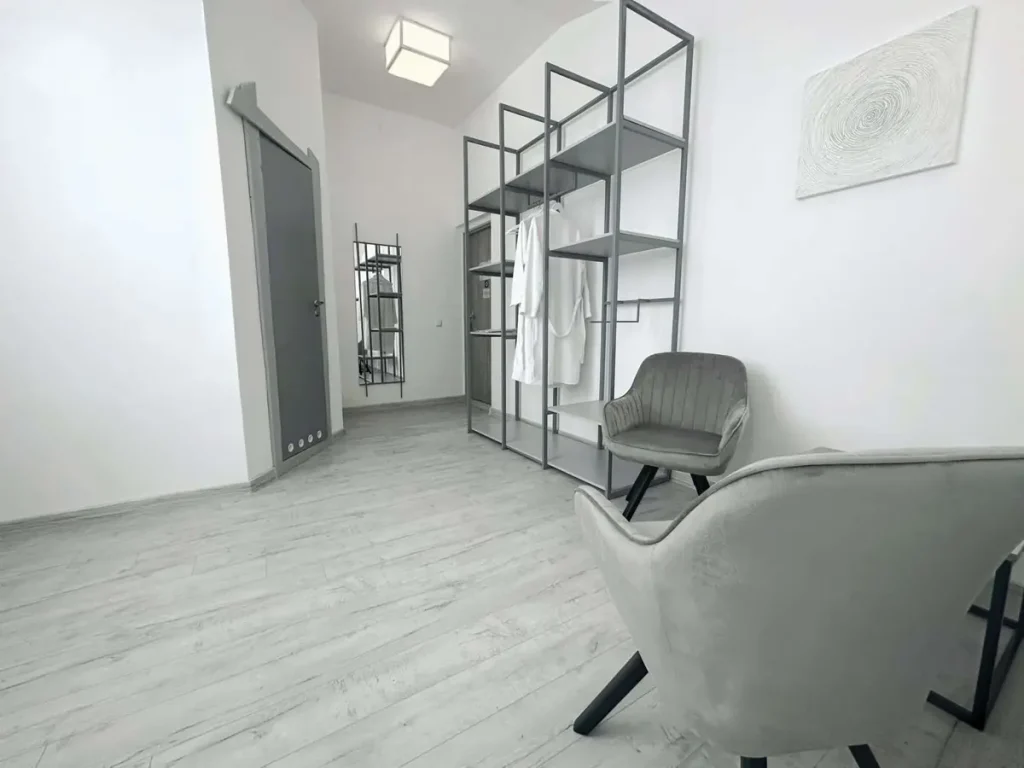 Коридор номера Однокімнатний покращений номер на віллі «Хижина СПА» в Трускавці