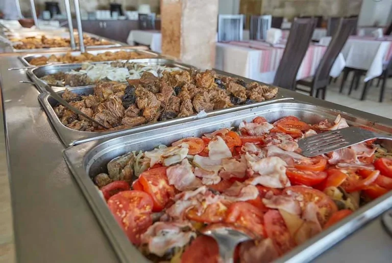 Горячие блюда на шведском столе в ресторане санатория «Карпаты» в Трускавце