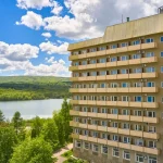 Санаторий «Карпаты» в Трускавце возле озера с видом на лес и горы