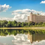 Санаторий «Карпаты» в Трускавце на берегу водоема с отражением в воде