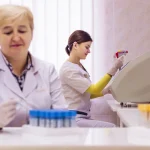 Лаборатория санатория «Карпаты» в Трускавце с медсестрами и медицинским оборудованием