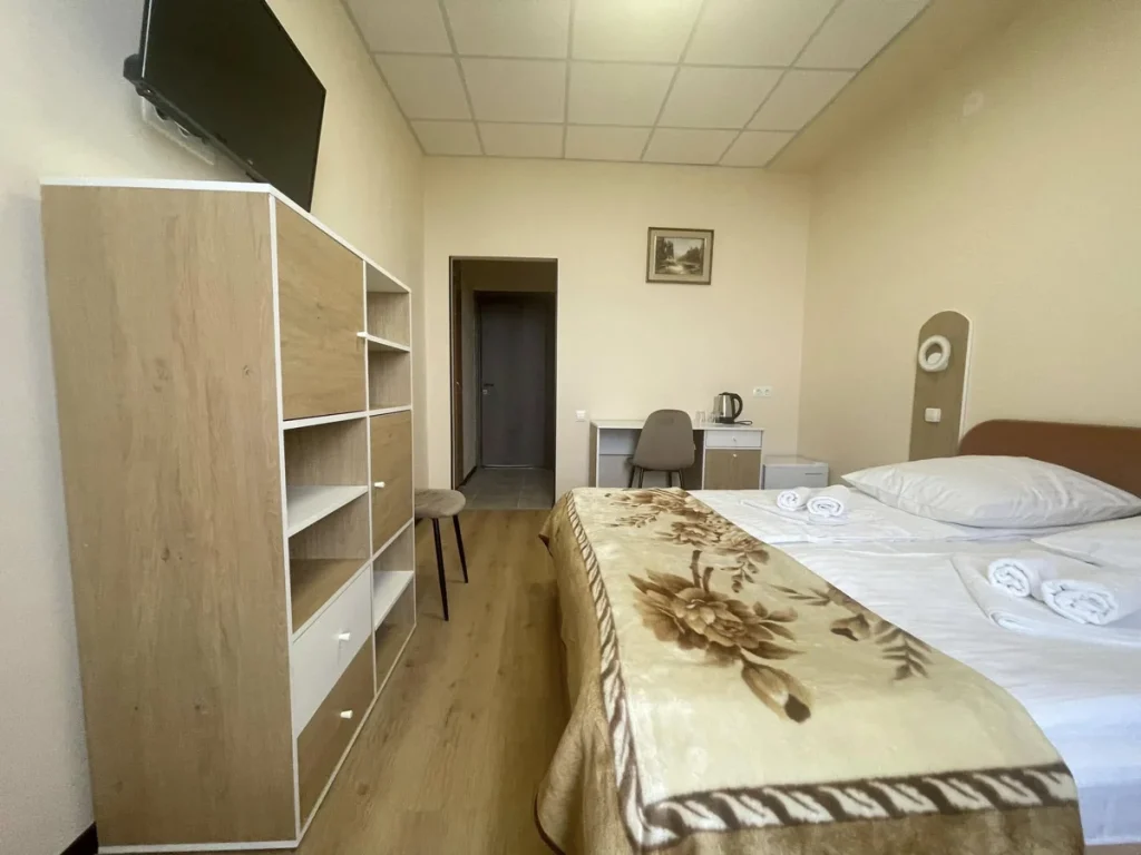 Спальня номера 1-кімнатний Покращений Плюс у санаторії «Кристал» в Трускавці