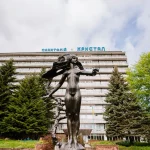 Скульптура жінки біля санаторію Кристал у Трускавці з деревами на задньому плані