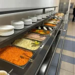 Буфет зі свіжими салатами та тарілками в санаторії Кристал у Трускавці
