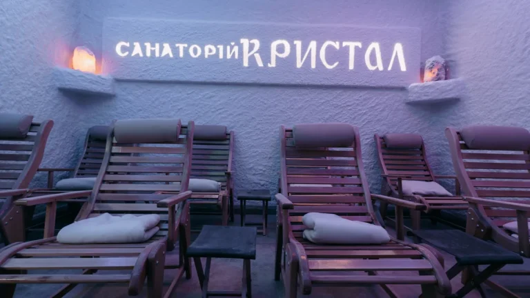 Спа-зона санаторію Кристал у Трускавці з дерев’яними лежаками та соляними лампами
