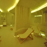 Соляная комната SPA-центра санатория «Лесная Песня» в Трускавце с комфортными лежаками