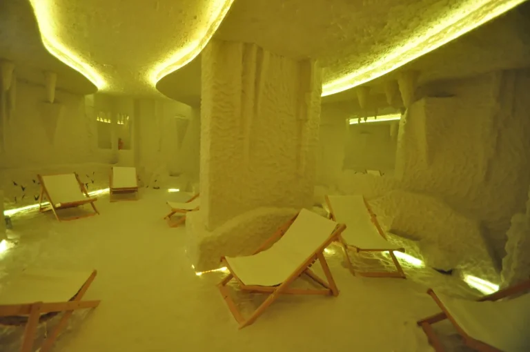 Соляная комната SPA-центра санатория «Лесная Песня» в Трускавце с комфортными лежаками