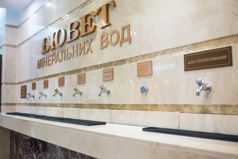 Бювет минеральных вод в санатории «Лесная Песня» в Трускавце с разными источниками