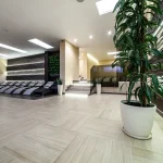Релакс-зона SPA с лежаками и зелеными растениями в санатории «Лесная Песня» в Трускавце