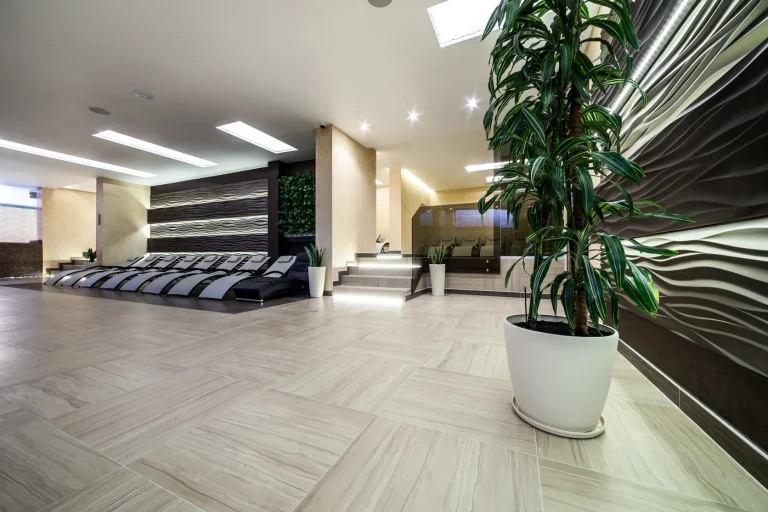 Релакс-зона SPA с лежаками и зелеными растениями в санатории «Лесная Песня» в Трускавце