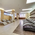 Зона отдыха с лежаками в SPA-центре санатория «Лесная Песня» в Трускавце