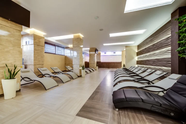 Зона отдыха с лежаками в SPA-центре санатория «Лесная Песня» в Трускавце