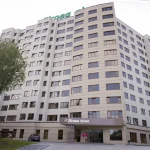 Фасад санатория «Лесная Песня» в Трускавце с парковой зоной и входом