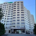Фасад санатория «Лесная Песня» в Трускавце на фоне чистого голубого неба