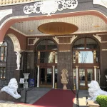 Главный вход санатория «Женева» в Трускавце с аркой и скульптурами львов