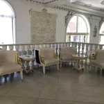 Интерьер санатория «Женева» в Трускавце с белыми креслами и золотым декором