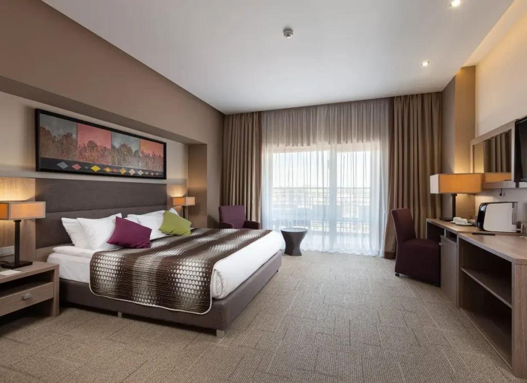 Спальня номера Люкс у санаторії «Mirotel Resort & SPA» в Трускавці