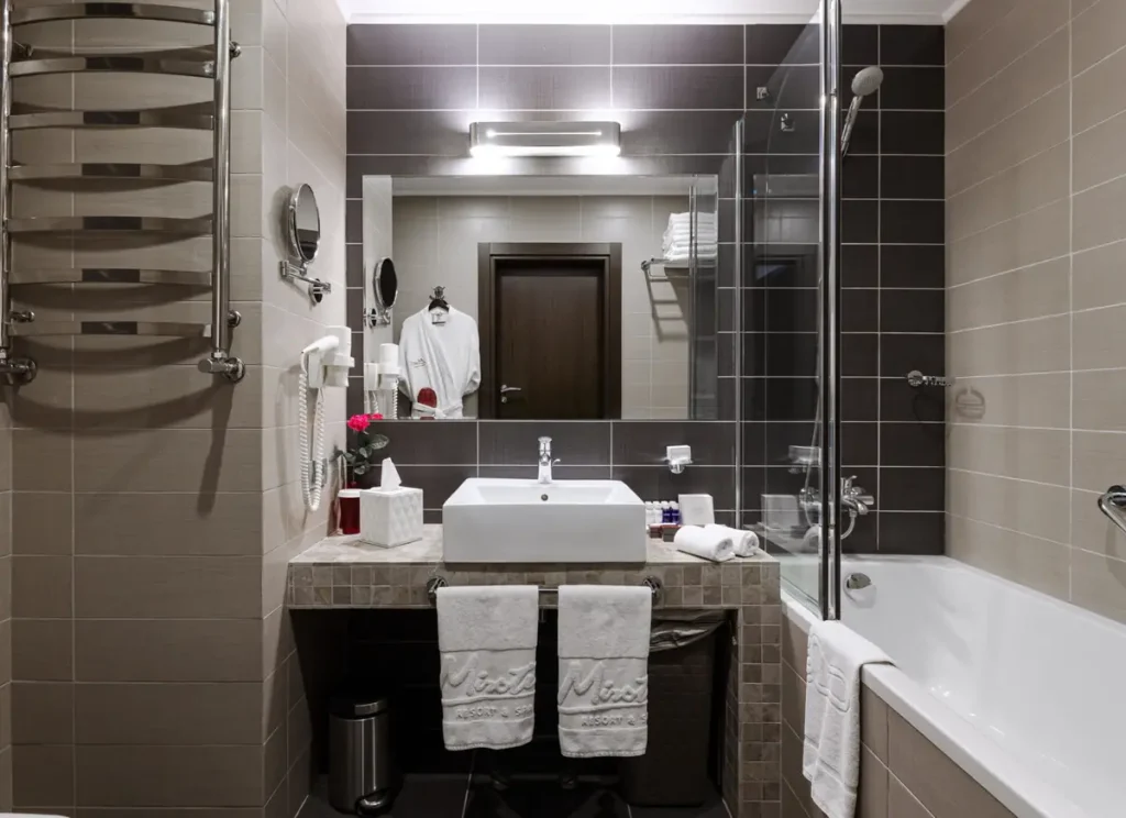 Ванна кімната номера Люкс у санаторії «Mirotel Resort & SPA» в Трускавці