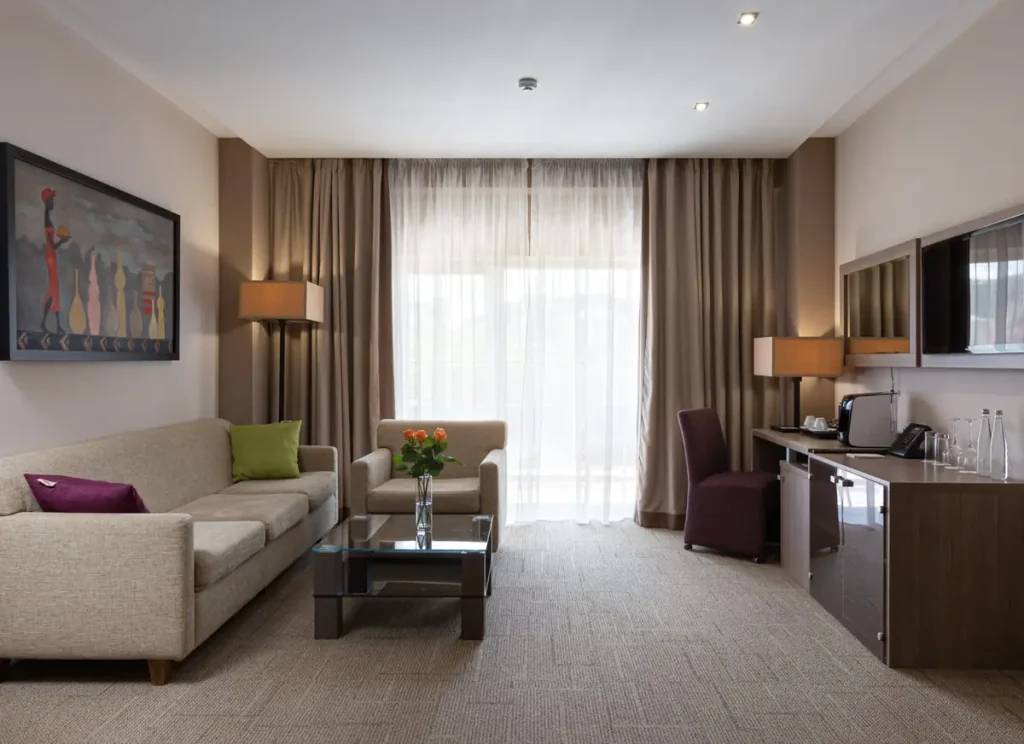 Вітальня номера Люкс Прем’єр у санаторії «Mirotel Resort & SPA» в Трускавці