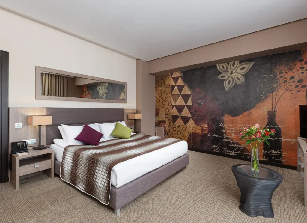 Спальня номера Люкс Прем’єр у санаторії «Mirotel Resort & SPA» в Трускавці