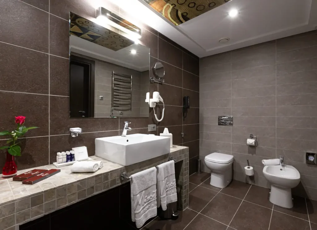 Ванна кімната номера Люкс Прем’єр у санаторії «Mirotel Resort & SPA» в Трускавці