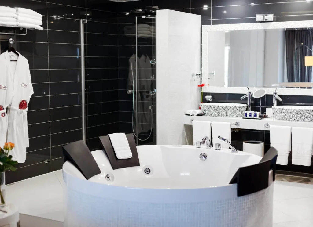 Ванна кімната номера Miracle Suite у санаторії «Mirotel Resort & SPA» в Трускавці