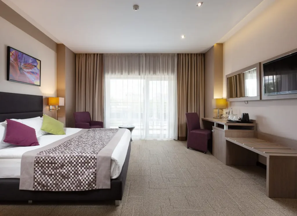 Спальня номера Стандарт у санаторії «Mirotel Resort & SPA» в Трускавці