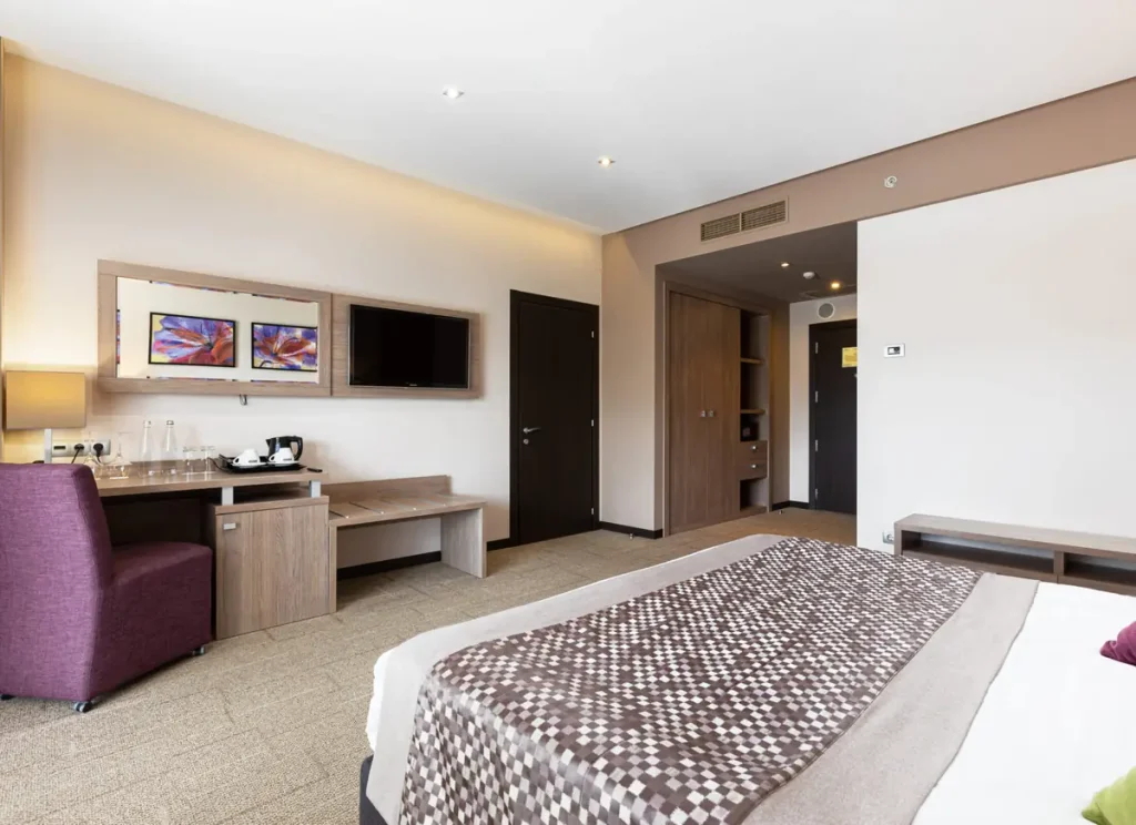 Спальня номера Стандарт у санаторії «Mirotel Resort & SPA» в Трускавці