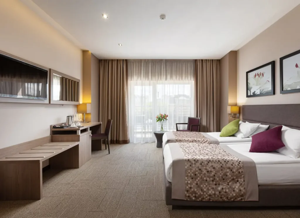 Спальня номера Стандарт у санаторії «Mirotel Resort & SPA» в Трускавці