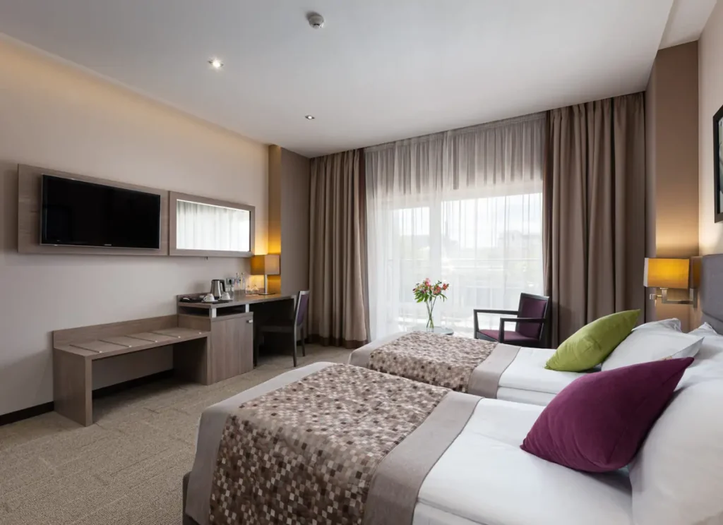 Спальня номера Стандарт у санаторії «Mirotel Resort & SPA» в Трускавці