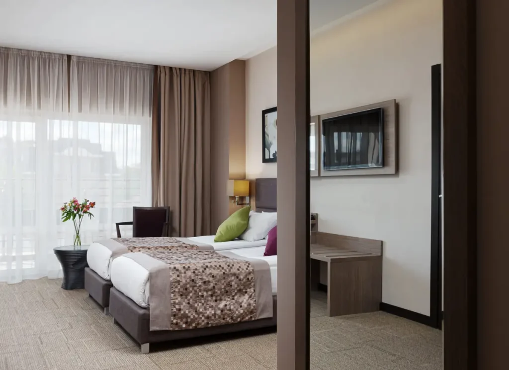 Спальня номера Стандарт у санаторії «Mirotel Resort & SPA» в Трускавці
