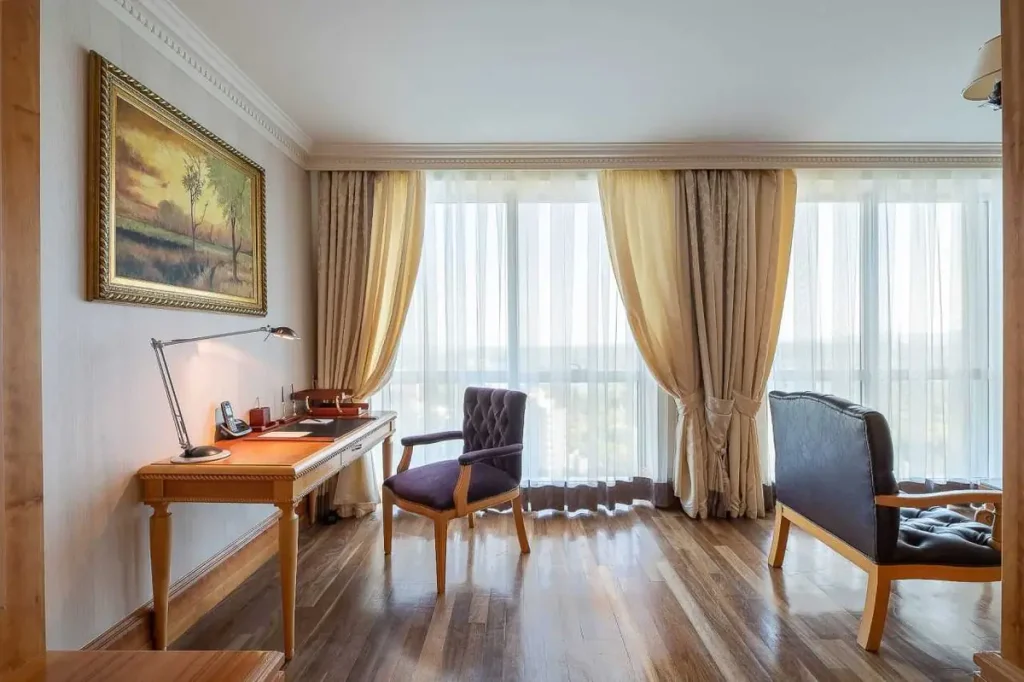 Робоча зона номера Апартаменти у санаторії «Rixos-Прикарпаття» в Трускавці