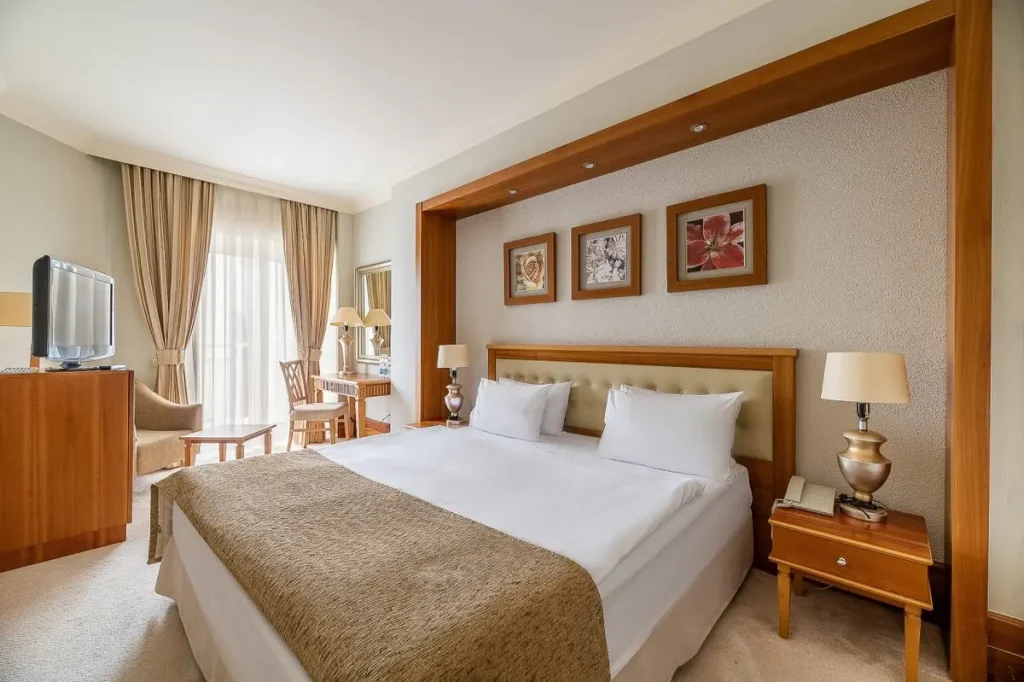 Спальня номера Класік у санаторії «Rixos-Прикарпаття» в Трускавці
