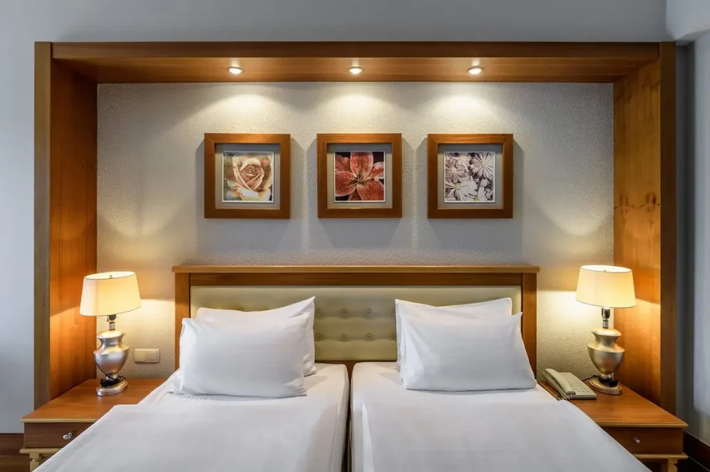 Спальня номера Класік у санаторії «Rixos-Прикарпаття» в Трускавці