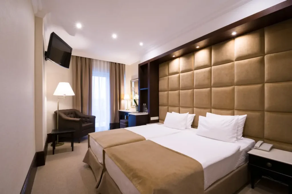 Спальня номера Класік R у санаторії «Rixos-Прикарпаття» в Трускавці