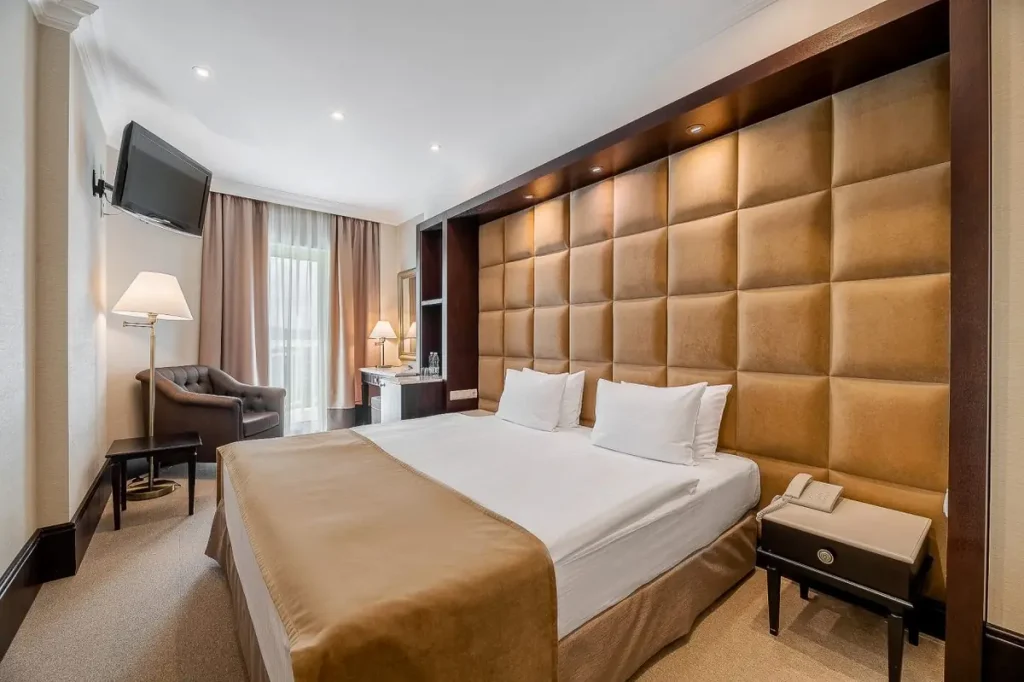 Спальня номера Класік R у санаторії «Rixos-Прикарпаття» в Трускавці