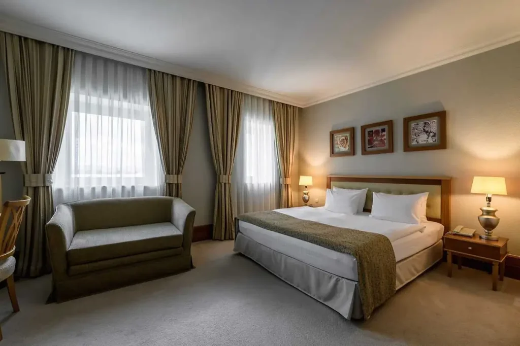 Спальня номера Кутовий у санаторії «Rixos-Прикарпаття» в Трускавці