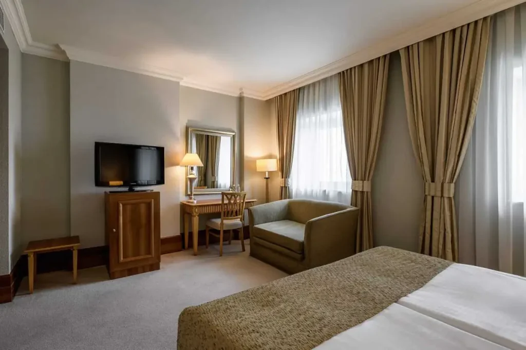 Спальня номера Кутовий у санаторії «Rixos-Прикарпаття» в Трускавці
