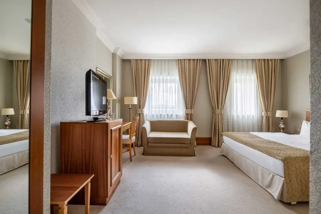 Спальня номера Кутовий у санаторії «Rixos-Прикарпаття» в Трускавці