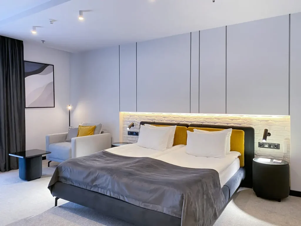Спальня номера Люкс у санаторії «Rixos-Прикарпаття» в Трускавці