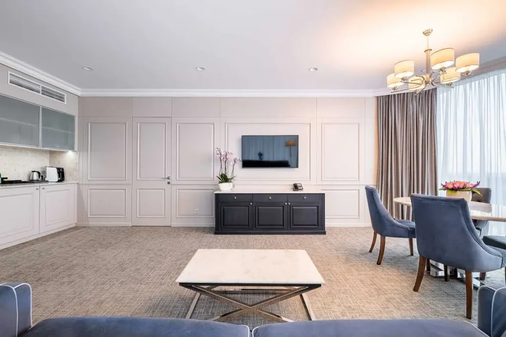 Вітальня номера Панорамний Люкс у санаторії «Rixos-Прикарпаття» в Трускавці
