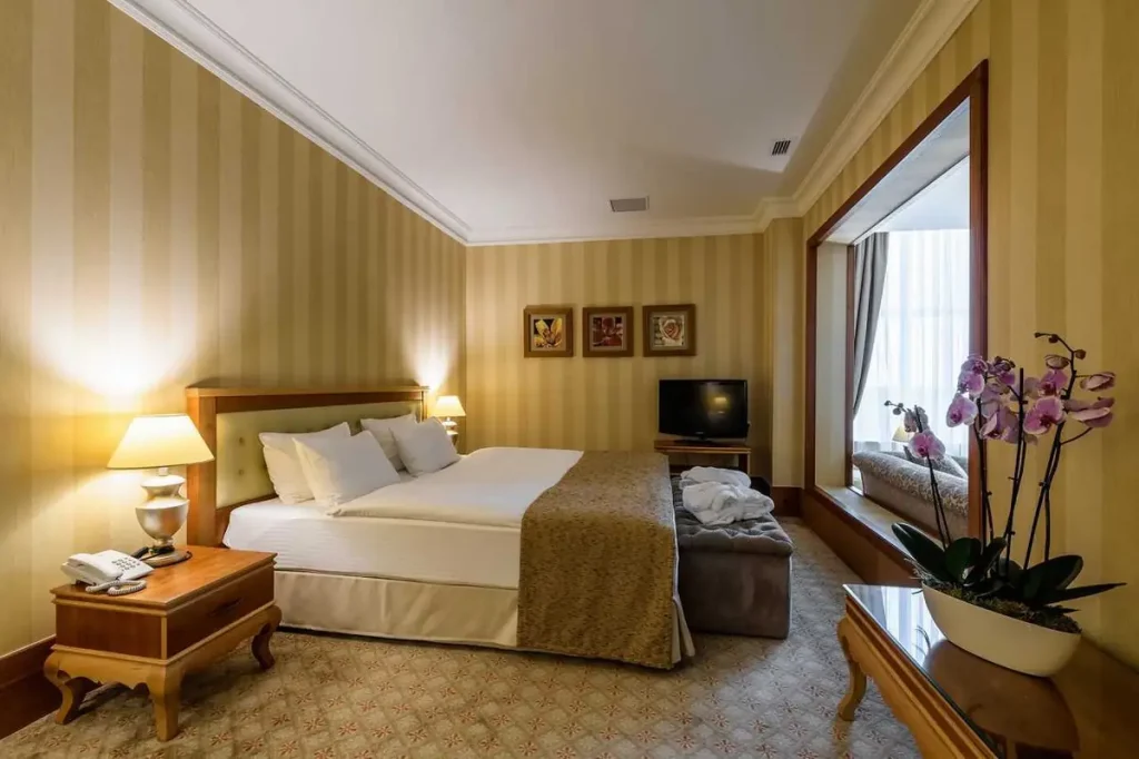 Спальня номера ПівЛюкс у санаторії «Rixos-Прикарпаття» в Трускавці