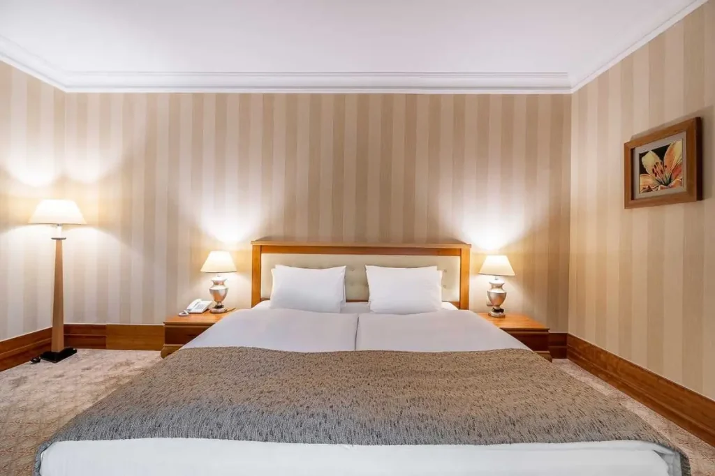 Спальня номера ПівЛюкс у санаторії «Rixos-Прикарпаття» в Трускавці