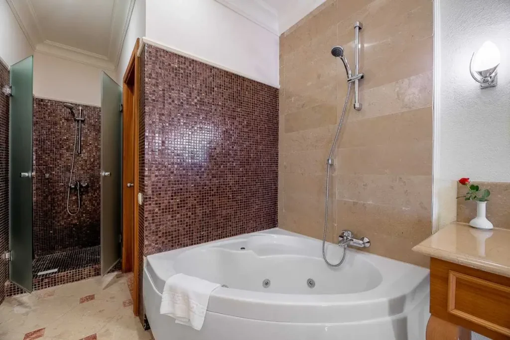 Ванна кімната номера ПівЛюкс у санаторії «Rixos-Прикарпаття» в Трускавці