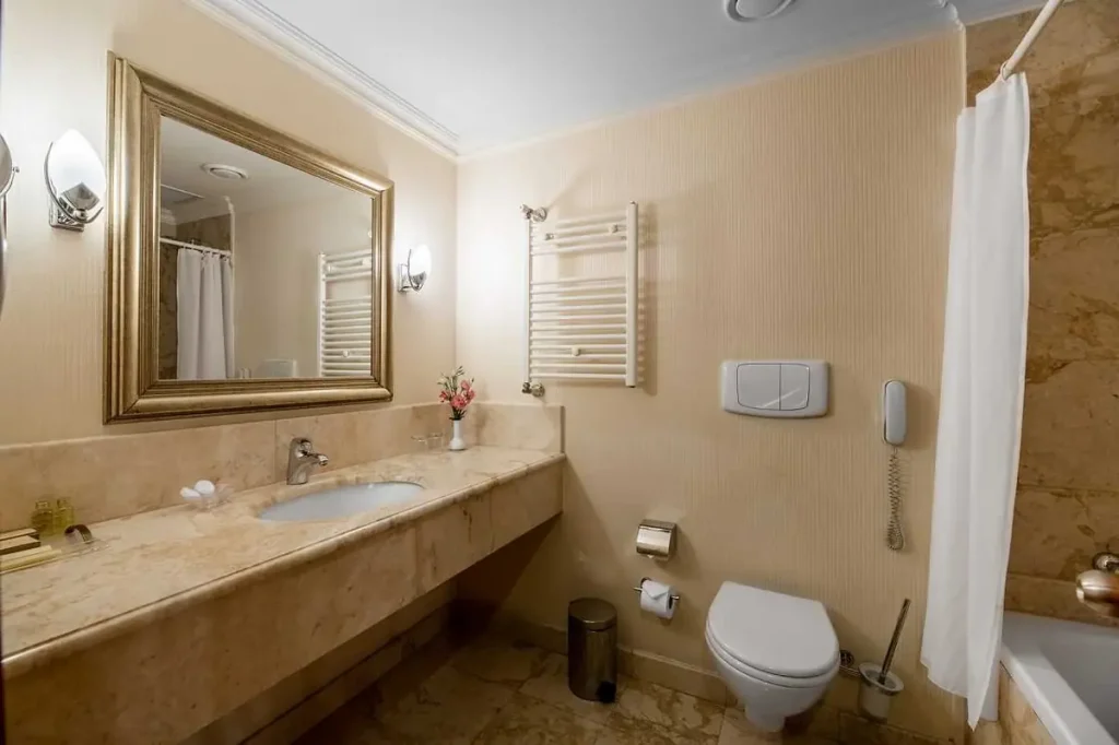 Ванна кімната номера Покращений у санаторії «Rixos-Прикарпаття» в Трускавці