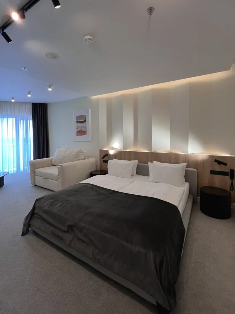 Спальня номера Покращений R у санаторії «Rixos-Прикарпаття» в Трускавці