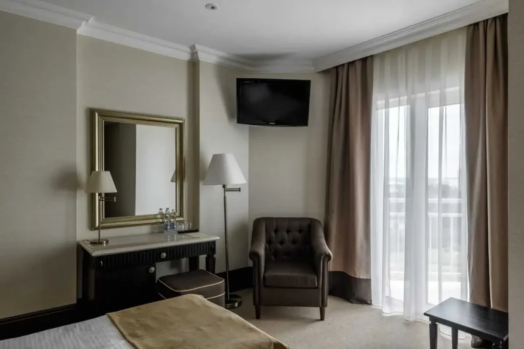 Спальня номера Стандарт у санаторії «Rixos-Прикарпаття» в Трускавці