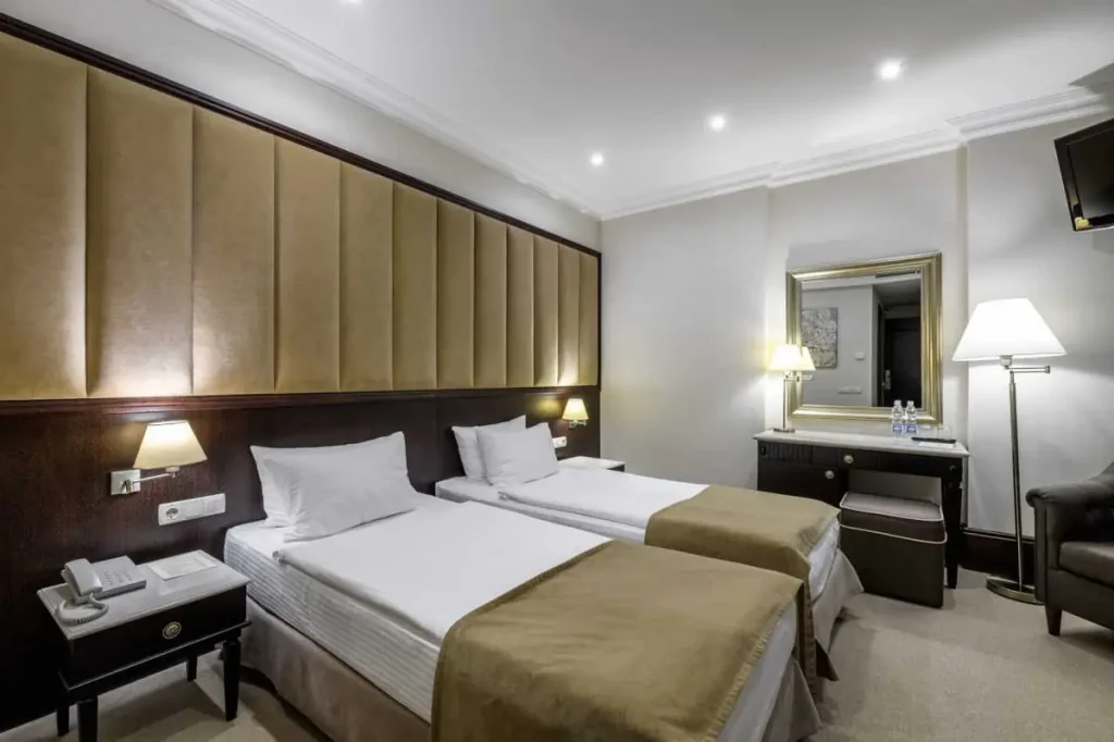 Спальня номера Стандарт у санаторії «Rixos-Прикарпаття» в Трускавці