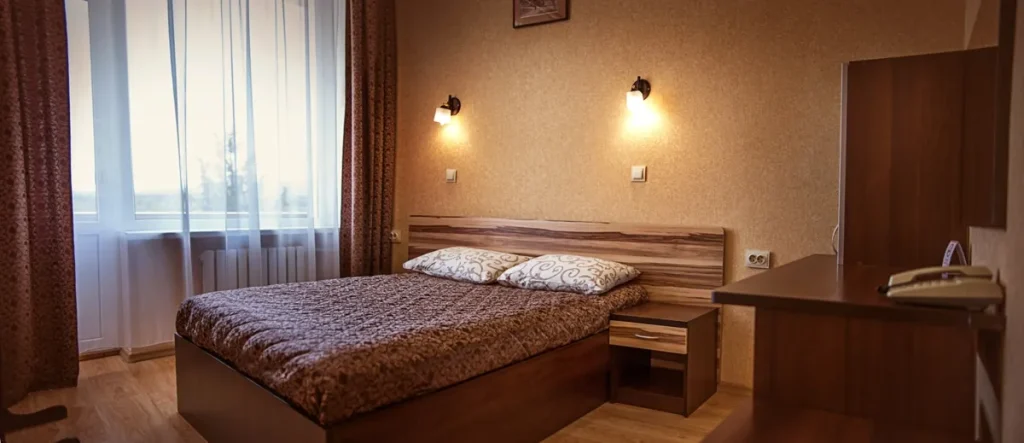 Спальня номера 1-місний Стандарт у санаторії «Шахтар» в Трускавці
