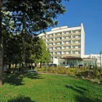 Санаторій «Шахтар» у Трускавці, будівля серед дерев і зелені